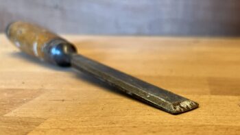 Een botte steekbeitel die geslepen moet worden
